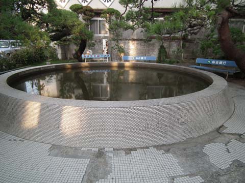 御釜神社の池