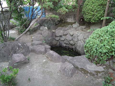 牛石藤鞭社の池