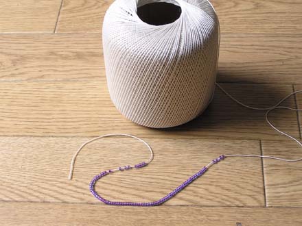 こんな風にビーズを糸に通してから編みます