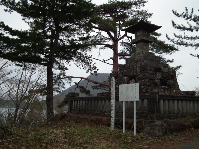 塩原太助の石灯籠